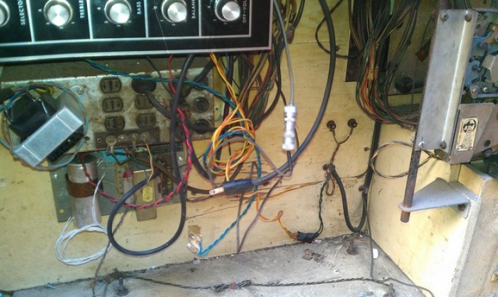 Looks like an amp out of a radiogram ! 