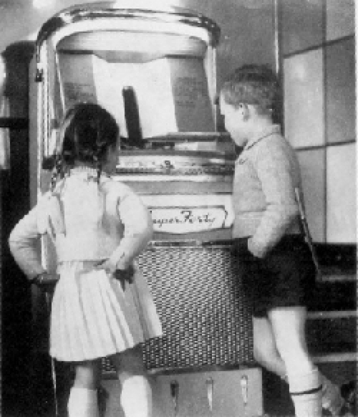 The idea behind this ad was to illustrate to compact size of the Super 40 Deluxe, it being targeted at smaller UK 