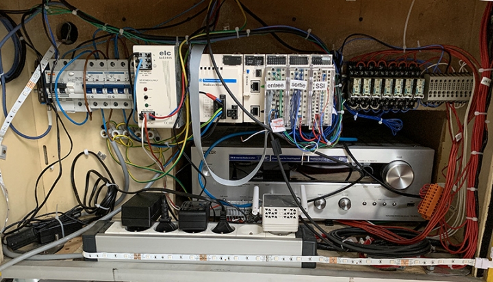 The unique electronics which enable the random play feature.